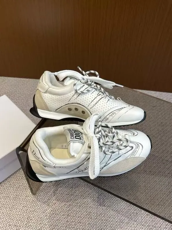 👟👟Ex-factory price 620👟👟 Dior sketch Dior spring and summer catwalk style graffiti sketch moral training shoes Forrest shoes. Original development. The most photographed item in the 25ss spring and summer show. This pair of shoes has changed the single design style of Forrest shoes in the previous impression. It retains the original shape. The details are very in line with the current fashion trend, but it also incorporates the manager's new understanding and retro feelings for Forrest shoes. The overall feeling is brand new. The material is a bit matte leather, full of retro style. It looks very high-end. The feeling on the foot is very convex. The upper foot is really good-looking and versatile. It can be worn with any style of clothes, pants and skirts. It looks good on anyone. Original combination outsole Size: 35-45